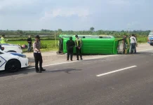 Elf Rombongan Penumpang Terguling di JLU Lamongan, Enam Orang Terluka