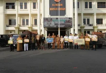 Bupati Tuban Serahkan 42 Hewan Kurban di Seluruh Kecamatan dan Instansi