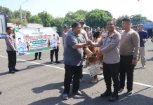 Menjelang Iduladha, Polres Tuban Serahkan Bantuan 42 Hewan Ternak