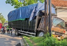 Parkir Sembarangan Picu Tabrakan Dua Truk di Lamongan