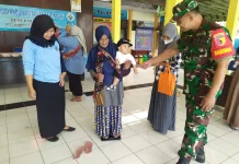 Dukung Cegah Stunting, Babinsa Karanggeneng Dampingi Penimbangan Balita