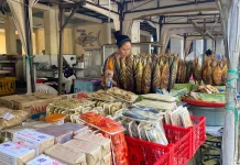 Cuaca Ekstrem, Pedagang Ikan Asap Tuban Laris saat Musim Liburan