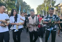 Libur Sekolah, Ratusan Warga Padati Pameran Satwa Eksotis di Alun-alun Lamongan