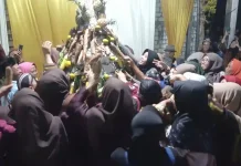 Suran Agung di Lamongan Berebut Gunungan, Lestarikan Tradisi Leluhur