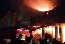Kebakaran Hebat Hanguskan Sekitar 10 Stan di Pasar Agrobis Babat