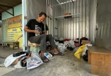 Jelang Tahun Ajaran Baru, Jasa Sol Sepatu di Lamongan Banjir Pesanan