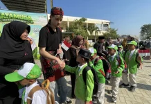 Mahasiswa Australia Beri Kejutan pada Hari Pertama Masuk Sekolah di MIUS Lamongan