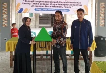 Tim PKM Unirow Tuban Serahkan Bantuan Alat Pengolah Sampah Menjadi Paving Block