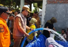Bupati Lamongan Turunkan 5 Truk Air Bersih untuk Warga Terdampak Kekeringan