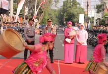 Disambut Pedang Pora, Kapolres Baru Lamongan Ajak Personel Perkuat Soliditas