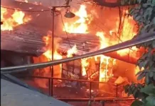 Kebakaran Diduga akibat Pembakaran Sampah di Lamongan Hanguskan Belasan Lapak