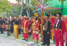 Busana Adat Nusantara Warnai Upacara Kemerdekaan di UNISLA, Pererat Budaya