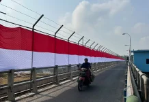 HUT RI di Lamongan, Warga Bentangkan Bendera Merah Putih Sepanjang Bendungan