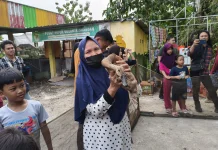 Serunya Emak-Emak Lomba Tangkap Bebek dengan Mata Tertutup di Lamongan