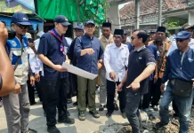Anies Baswedan Tinjau Jembatan Titian Penghubung Kalitengah dan Turi Lamongan