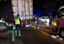 Hindari Motor Putar Balik, Truk Naik Median JLU Lamongan