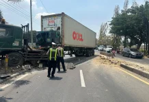 Truk Trailer Oleng Tabrak Median Jalan Lamongan-Babat