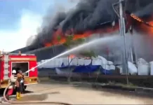 Kebakaran Hebat Hanguskan Pabrik di Kembangbahu, Damkar Gabungan Padamkan Api