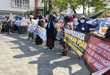 Bawa Timba Gayung, Ibu-Ibu Perumahan Protes Distribusi Air