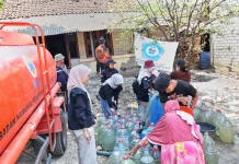 Kemarau Panjang, BEM Unirow Tuban Salurkan 20 Ribu Liter Air Bersih
