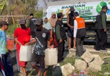 BAZNAS Jatim Salurkan 1,2 Juta Liter Air Bersih, Lamongan Terima Pertama