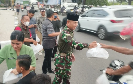 Jaring Berkah Ramadan, Kodim 0812 Lamongan dan Insan Media Berbagi Takjil