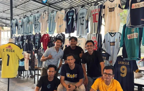 Peringati HUT ke-59 Persela, Komunitas Jersey Lamongan Pamerkan Jersey Bersejarah