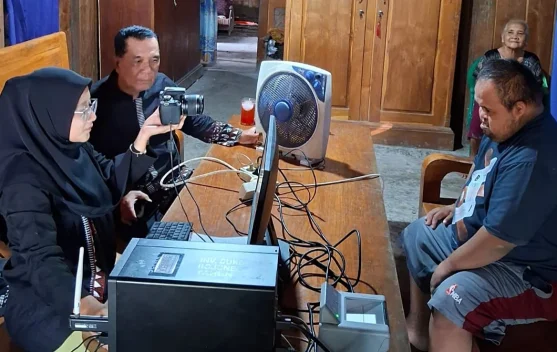 Disabilitas di Pelosok Bojonegoro Terima Perekaman KTP Melalui Aksi Jemput Bola