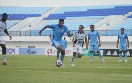 Bek Asing Persela Diisyaratkan Bertahan, Bangun Pondasi dari Belakang