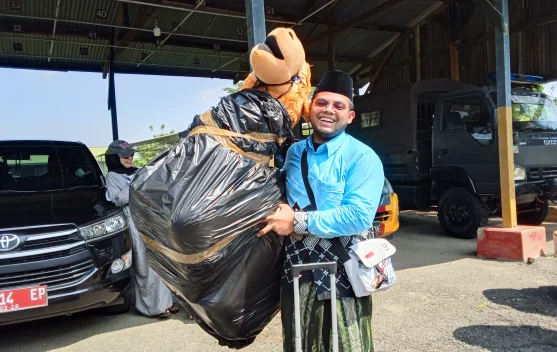 Jemaah Haji Tuban Bawa Oleh-oleh Boneka Unta Raksasa
