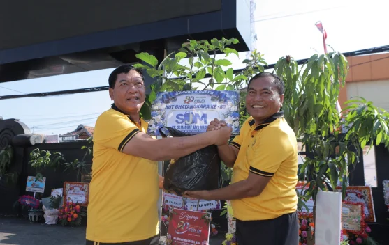 Ratusan Bibit Pohon Warnai Peringatan Hari Bhayangkara Polres Lamongan
