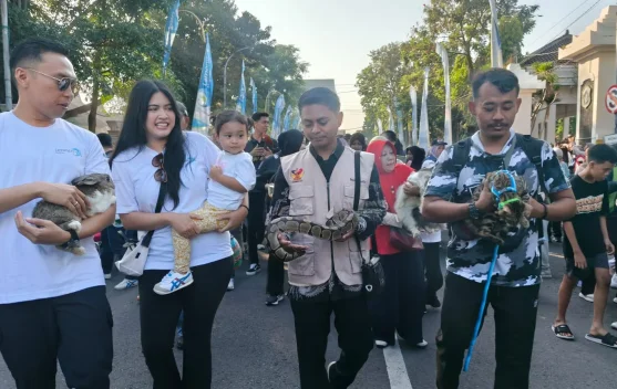 Libur Sekolah, Ratusan Warga Padati Pameran Satwa Eksotis di Alun-alun Lamongan