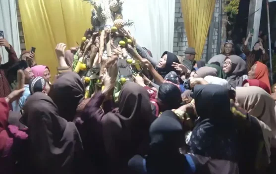 Suran Agung di Lamongan Berebut Gunungan, Lestarikan Tradisi Leluhur