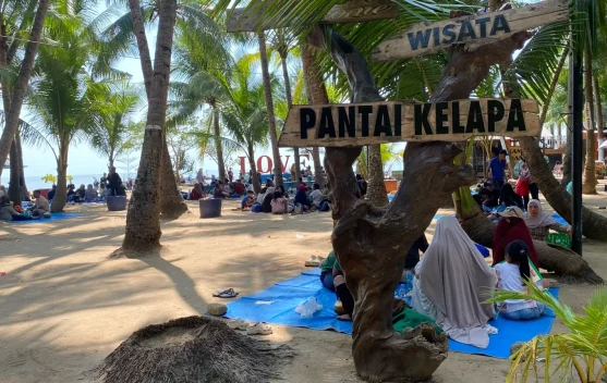 Momen Libur Sekolah, Ribuan Pengunjung Padati Wisata Pantai Kelapa Tuban