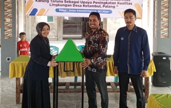 Tim PKM Unirow Tuban Serahkan Bantuan Alat Pengolah Sampah Menjadi Paving Block