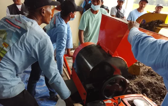 EMCL Dampingi Warga Plumpang Olah Kotoran Hewan Menjadi Pupuk Organik