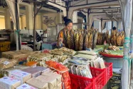 Cuaca Ekstrem, Pedagang Ikan Asap Tuban Laris saat Musim Liburan