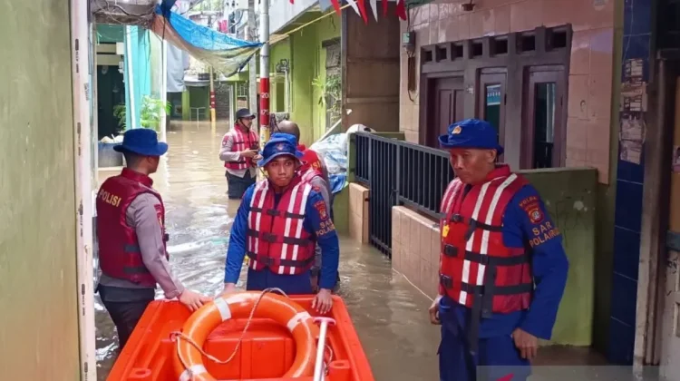 Jakarta Police Rescue Residents as Kebon Pala Floods Hit 120cm