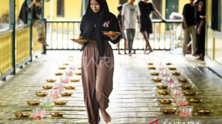 Tradition of Serving Peca Porridge at Samarinda’s Oldest Mosque