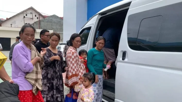 Palu Immigration Office Transfers 15 Stranded Filipinos to Manado Detention