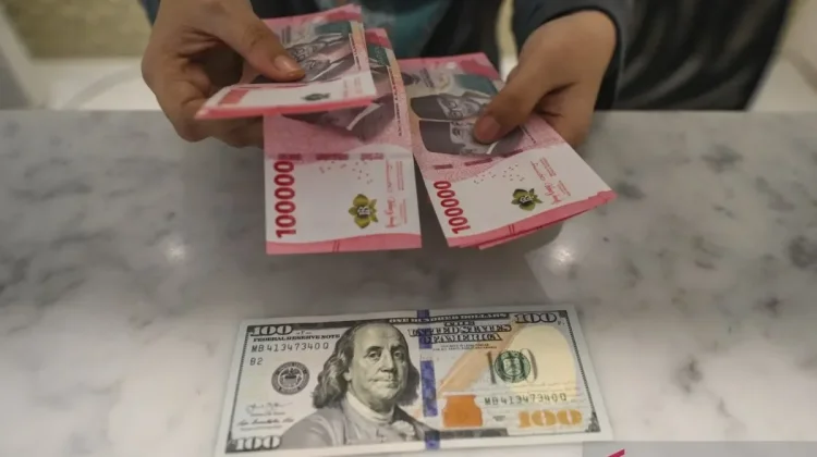 Rupiah Strengthens as U.S. Dollar Weakens on Court Ruling, Slow Growth