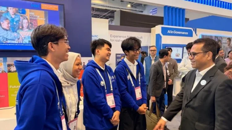 Indonesian Students Showcases Award-Winning AI Projects in India Summit