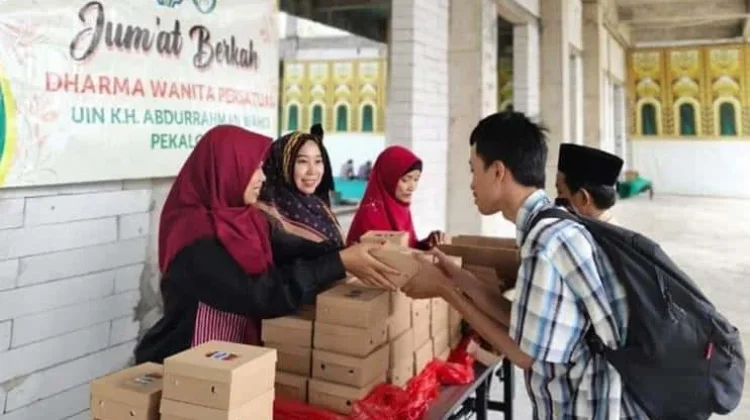 "Jumat Berkah" as a Culture of Sharing in Indonesia