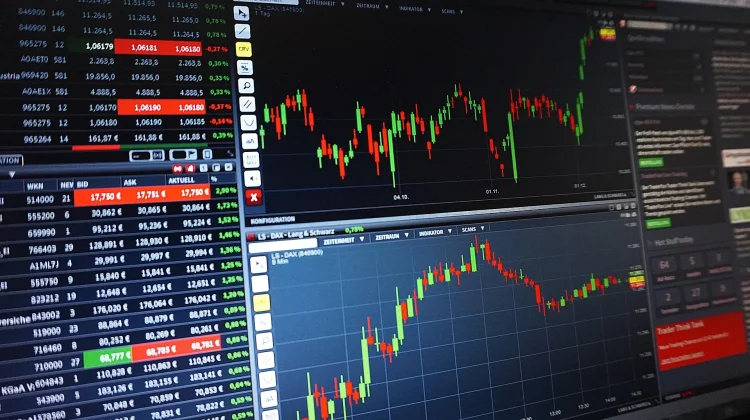 War Pressures IHSG, Gold Nears $5,400