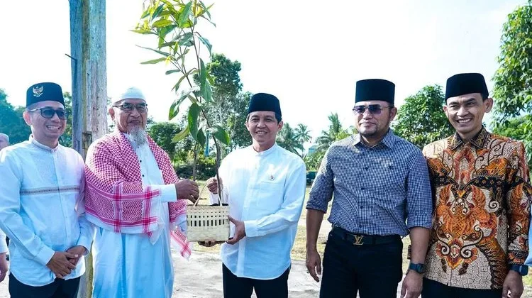 Minister of Forestry Plants Trees, Donates 1000 Seedlings in Balikpapan