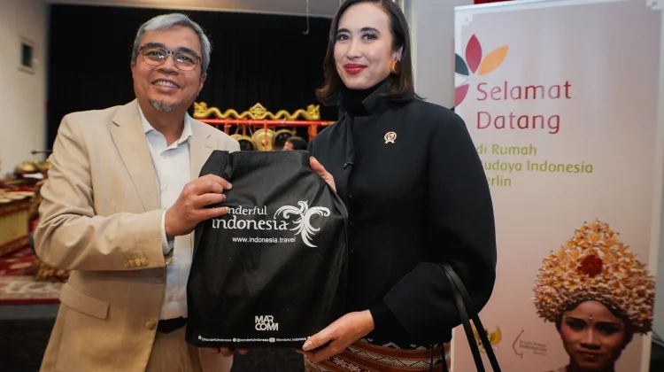 Minister of Tourism Visits the Indonesian Cultural House in Berlin