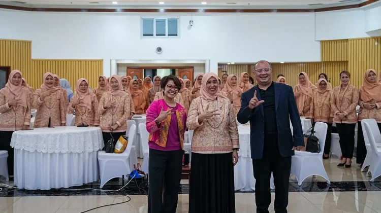 Government Holds a Writing Workshop to Strengthen Women's Literacy