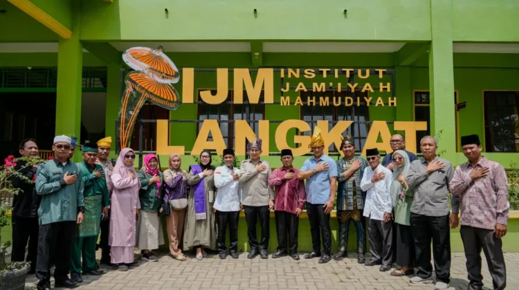 Indonesia’s Culture Minister Supports Historic Islamic School After Floods