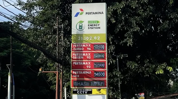 Global Oil Hits $100, Indonesia's Subsidized Fuel Prices Stay Steady