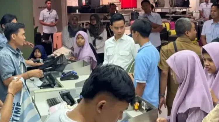 VP Gibran Shops with Orphaned Children, Sharing Happiness Ahead of Eid